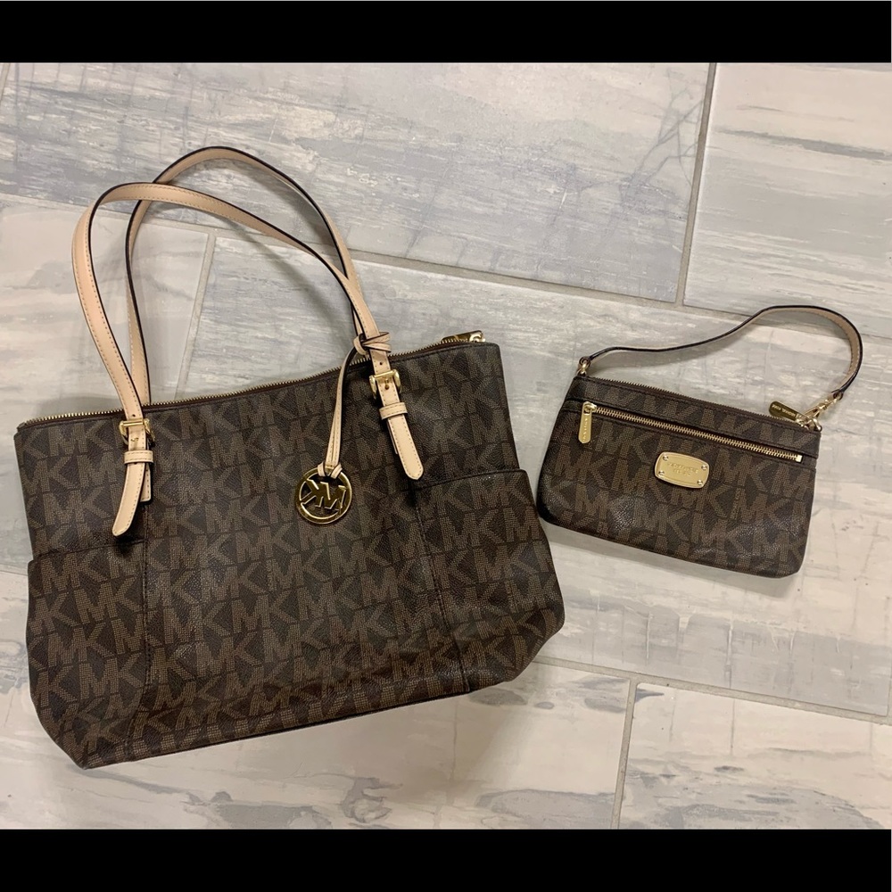 Michael Kors bundle!  Purse and wristlet ❤️